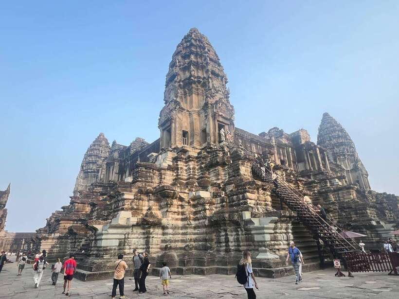 1-Day Angkor Wat Private Tour with Spanish Tour Guide. - Bayon’s smiling faces and the royal center
