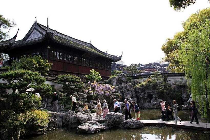 4-Hour Shanghai Best Garden and Temple Tour with Tea Tasting - Yu Garden’s rockeries, ponds, and dragon walls