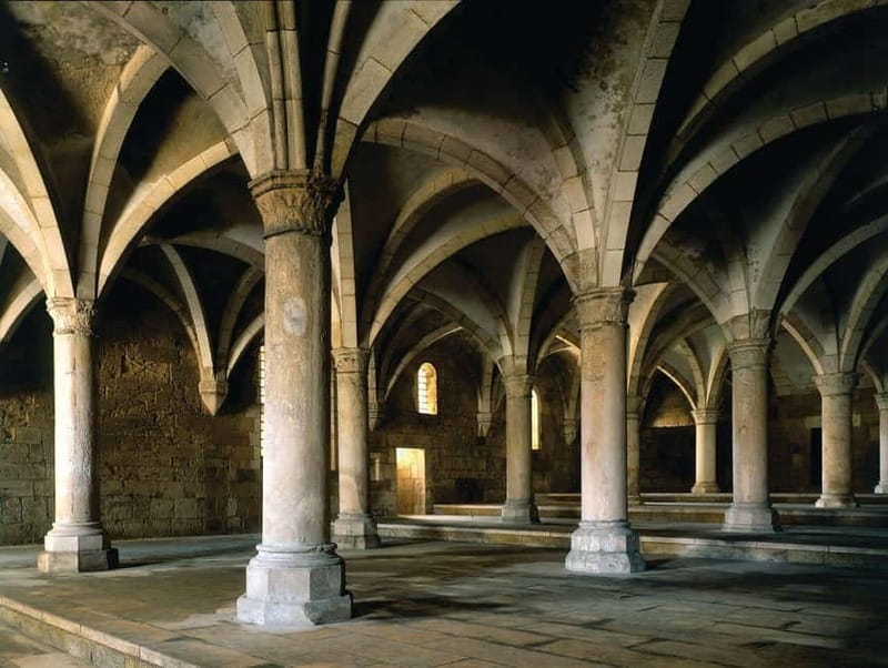 Alcobaça: Entry to UNESCO Alcobaça Monastery - The Gothic interior and the first impression