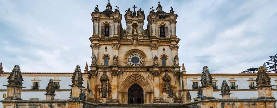 Alcobaça Monastery: Private Tour - Meeting at Praça 25 de Abril 46