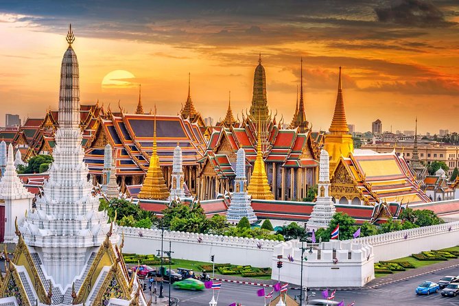 Amazing Bangkok Tour with Grand Palace, Emerald Buddha & Wat Arun - Wat Phra Kaew brings religion into the royal complex