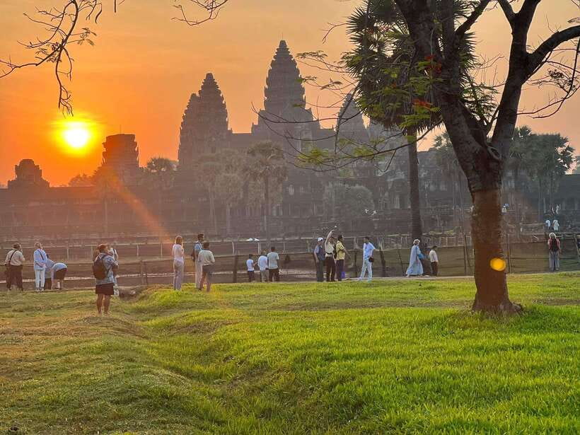 Angkor Wat 2-Day complex Sun rise & Sun set with Guided Tour - Day 2: the outer circuit and Preah Khan