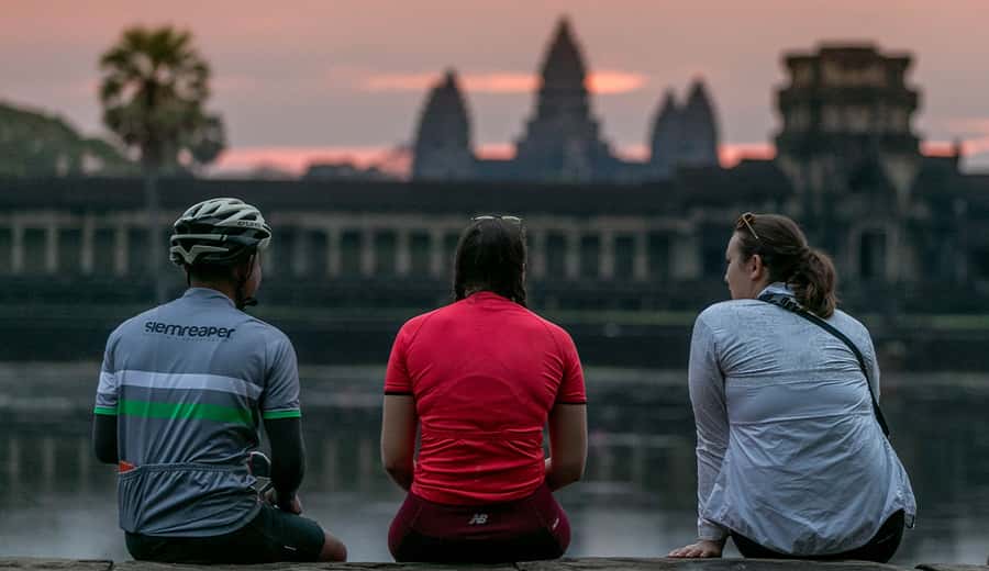 Angkor Wat: Guided Sunrise Bike Tour w/ Breakfast and Lunch - Breakfast at Srah Srang after the temple