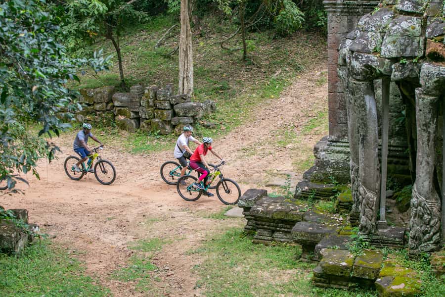 Angkor Wat: Guided Sunrise Bike Tour w/ Breakfast and Lunch - Food, water, and the midday finish