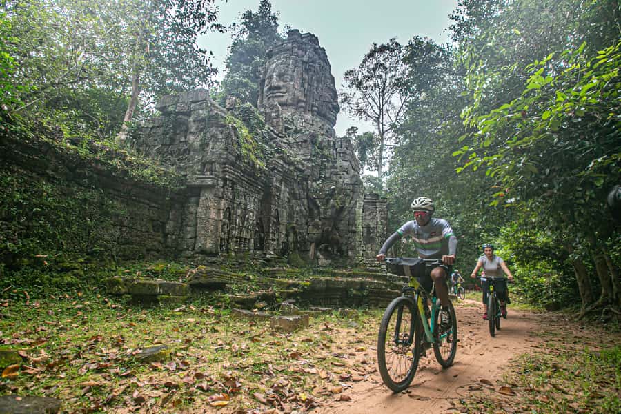 Angkor Wat: Guided Sunrise Bike Tour w/ Breakfast and Lunch - Before sunrise at Angkor Wat