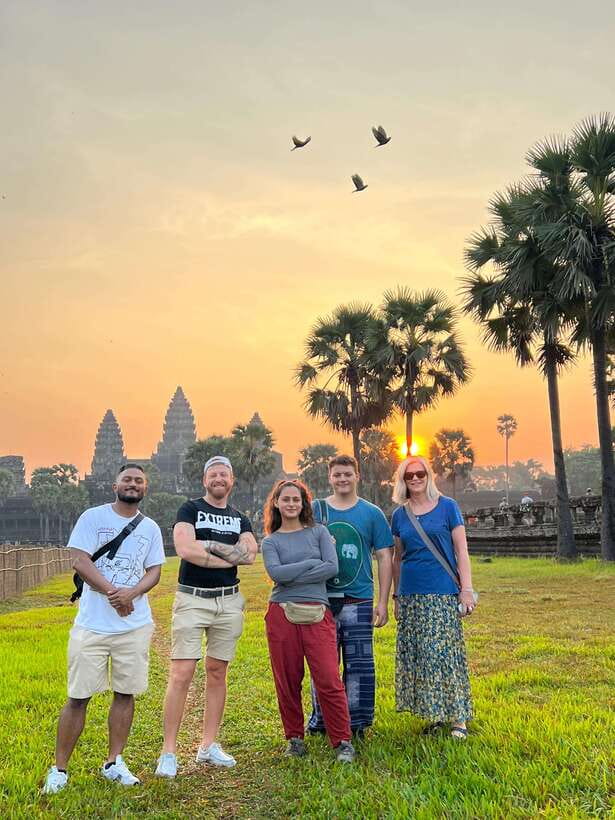 Angkor Wat: Highlights and Sunrise with Spanish Guide - Breakfast and a pause at Srah Srang