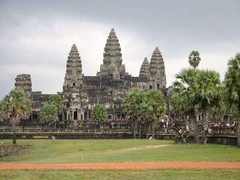 Angkor Wat Small Tour With Private Tuk Tuk - Angkor Wat: the essential first stop