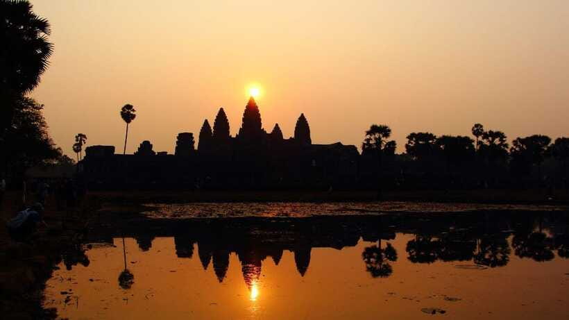 Angkor Wat: Sunrise: Ta Prohm and Bayon Temple Tour - What the guide and vehicle add