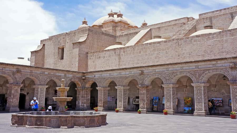 Arequipa: Walking Tour and Santa Catalina Monastery - Patios, red walls, and the Patio del Silencio