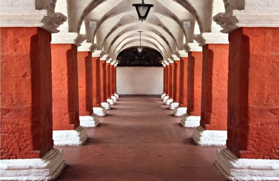 Arequipa: Walking Tour and Santa Catalina Monastery - Guides and the human side of the experience