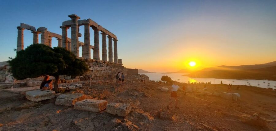 Athens: Temple of Poseidon and Cape Sounion Sunset Tour - Sunset from the cliff above the sea