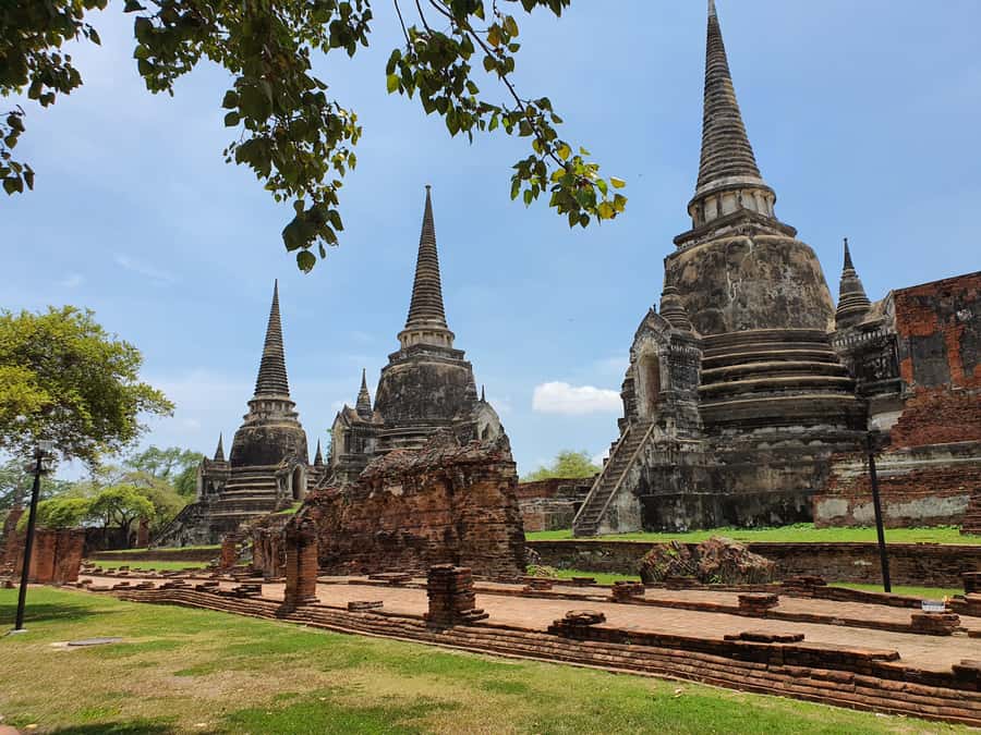 Ayutthaya Day Tour: Ancient Trade Route Temples River Cruise - Wat Phra Si Sanphet and the former royal compound
