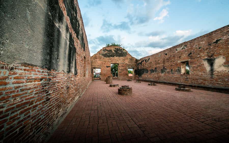 Ayutthaya: UNESCO Heritage Temples and Cafe Day Tour - Wat Maha That and the Buddha held by tree roots