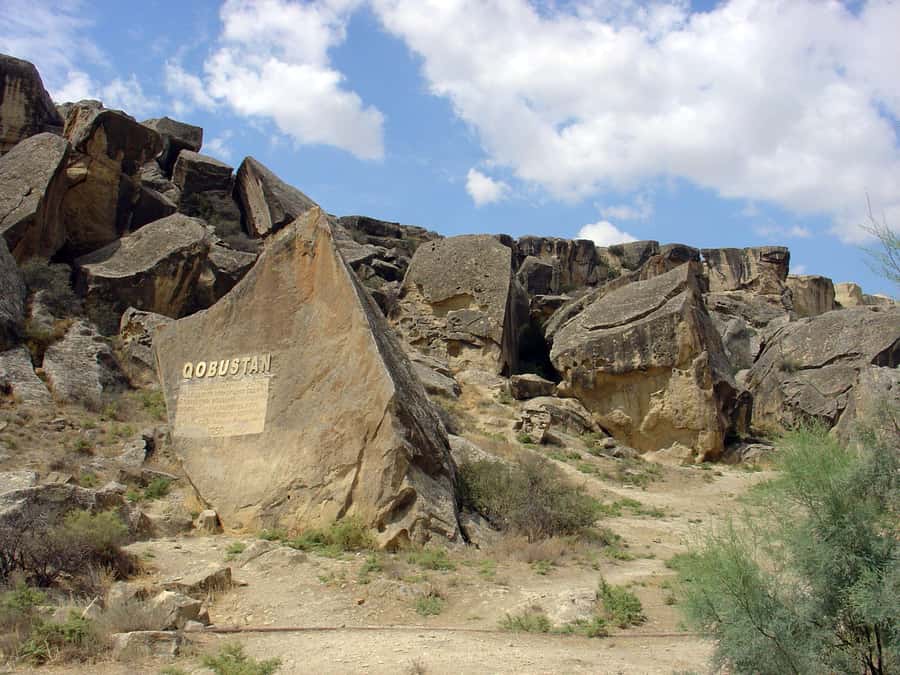 Baku: Gobustan, Mud Volcanoes, Fire Temple, & Yanar Dag Tour - Yanar Dag and Azerbaijan’s open-air flame