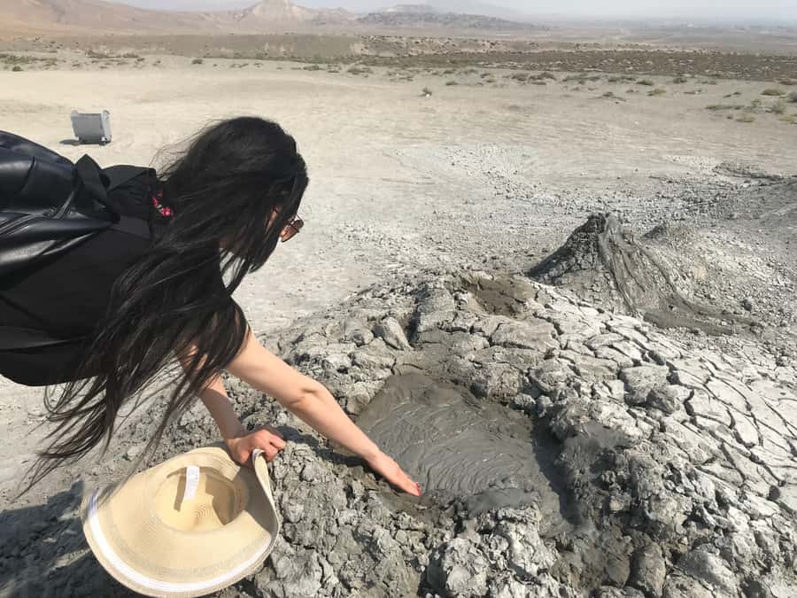 Baku: Gobustan, Volcanoes, Fire Temple and Yanardag Day Trip - Lunch: practical, filling, and extra