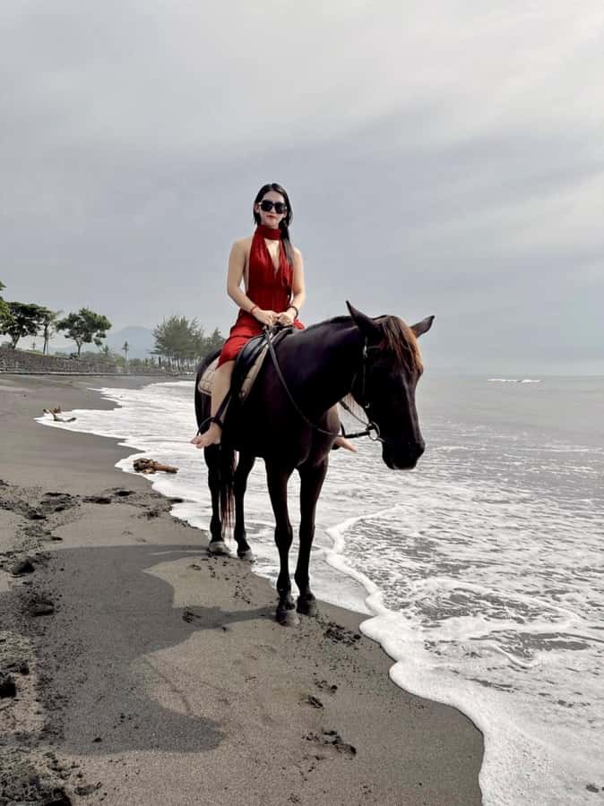 Bali: Horseback Tour Through Saba Beach and Local Temples. - Taking photos without losing the moment