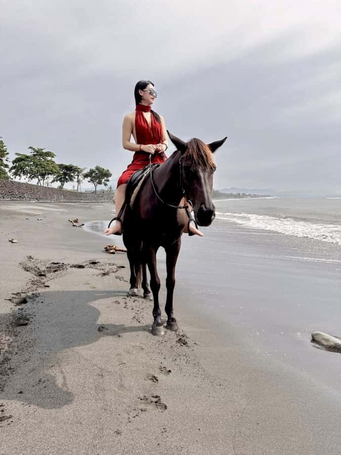 Bali: Horseback Tour Through Saba Beach and Local Temples. - Small groups and the private-ride question