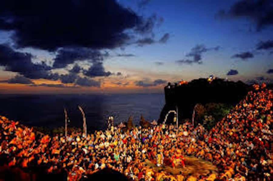 Bali: Kecak Fire Dance Show & Uluwatu Temple Entry Ticket - Choosing your seat and handling the crowd