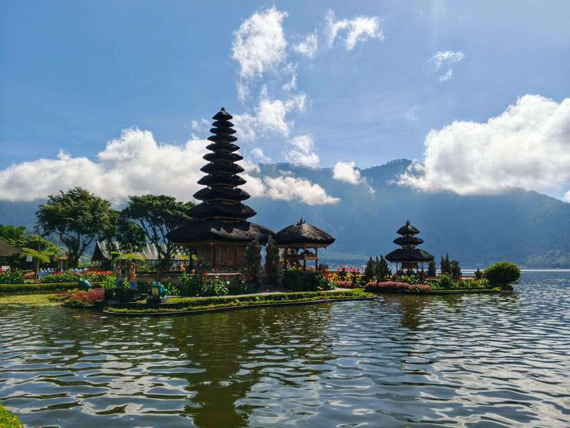 Bali: Lake Temple, Jatiluwih Rice Terrace & Waterfall Tour - Handara Gate, a short photo stop with a famous view