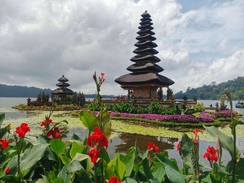 Bali: Lake Temple, Jatiluwih Rice Terrace & Waterfall Tour - Twin Lake Viewpoint, a quick mountain panorama