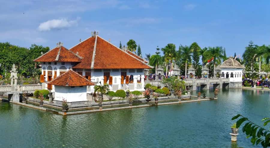 Bali: Lempuyang Temple, Tirta Gangga, and Taman Ujung Tour - Lunch is practical, not the main event