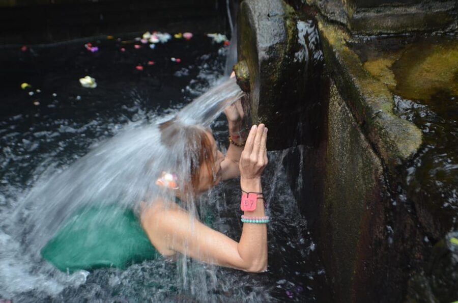 Bali: Purification at Tirta Empul Temple - Taking part in the holy spring ritual