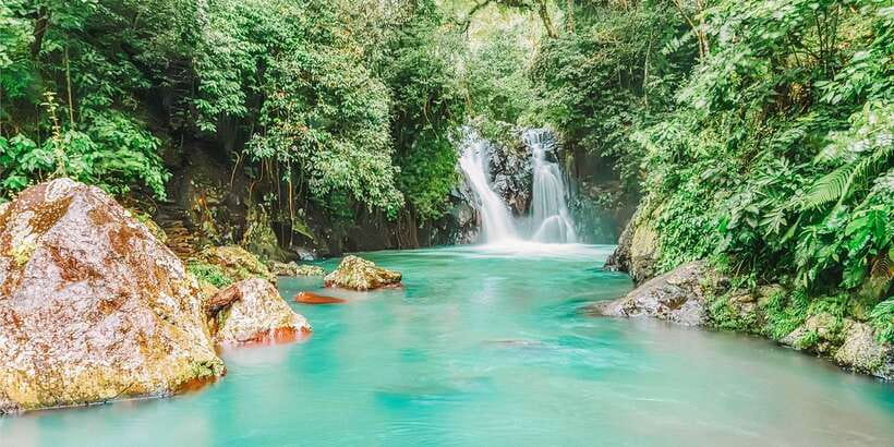 Bali: Secret Garden, Ulun Danu Temple and Waterfall Tour - Ulun Danu Beratan Temple and its lake setting