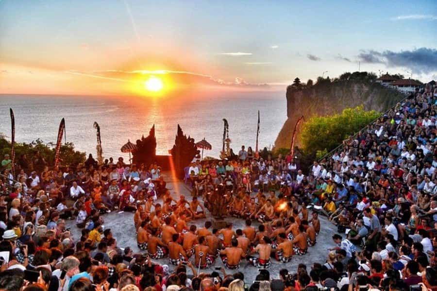 Bali: Sunset Uluwatu Temple & Kecak Fire Dance Private Tour - Exploring the cliff-top temple