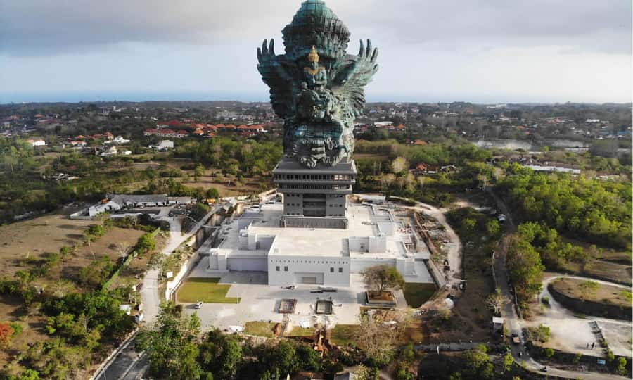 Bali: Uluwatu Temple, GWK, and Padang Beach Full-Day Tour - What the guides add to the experience