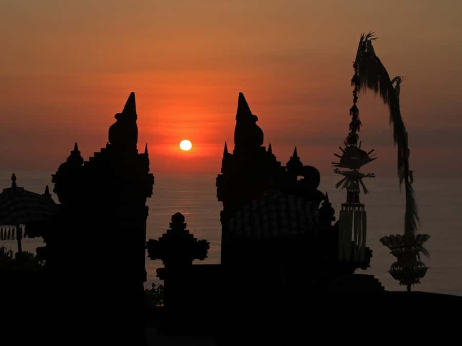 Bali: Uluwatu Temple, Kecak Dance, and Jimbaran Dinner Tour - Jimbaran Bay and the cost of dinner