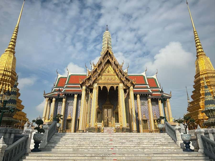 Bangkok 3-Major Royal Temples Walking Tour - Meeting at Tha Chang before the palace visit