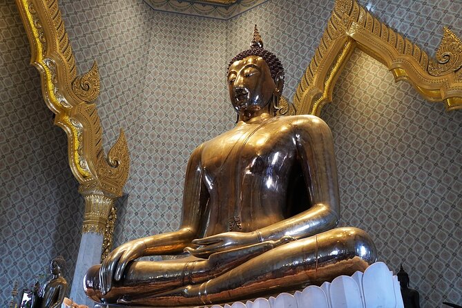 Bangkok 3 Temple Walking Tour: Wat Arun, Wat Pho, Wat Traimit - Crossing the Chao Phraya to Wat Arun