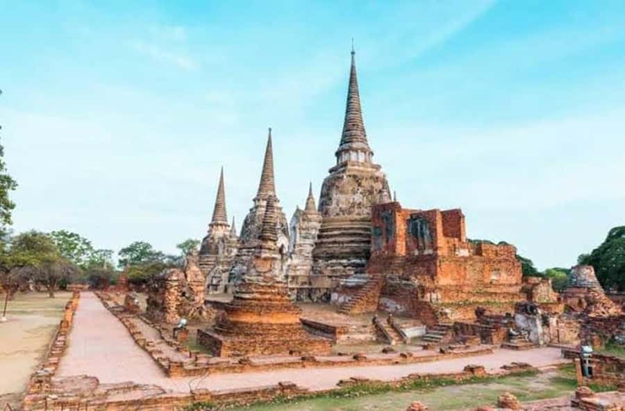 Bangkok: Ayutthaya Temples and River Cruise Day Tour - Wat Chaiwattanaram beside the river