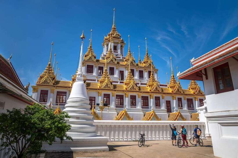 Bangkok: Backstreets and Historic Temples Bike Tour - Wat Suthat and the Giant Swing
