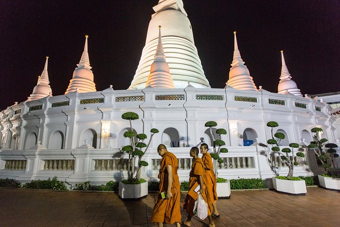 Bangkok by Night: Temples, Markets and Food Tuk-Tuk Tour - What the guides add to the evening