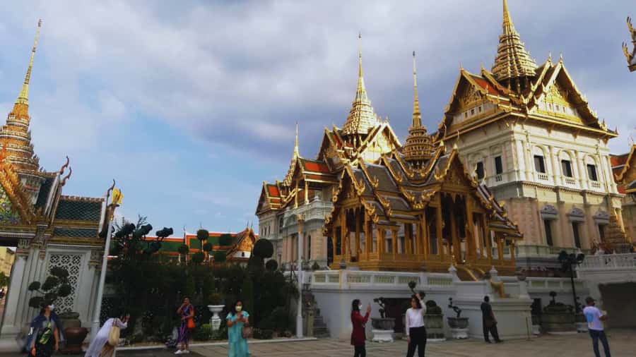 Bangkok: City Highlights Private Tour with Palace & Temples - Guides, pace, and the human side of the tour