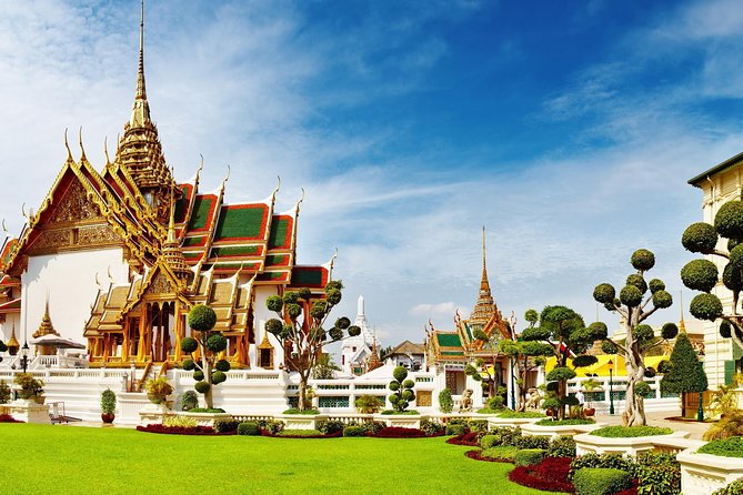 Bangkok: City Highlights Temple and Market Walking Tour - Starting at River City Bangkok