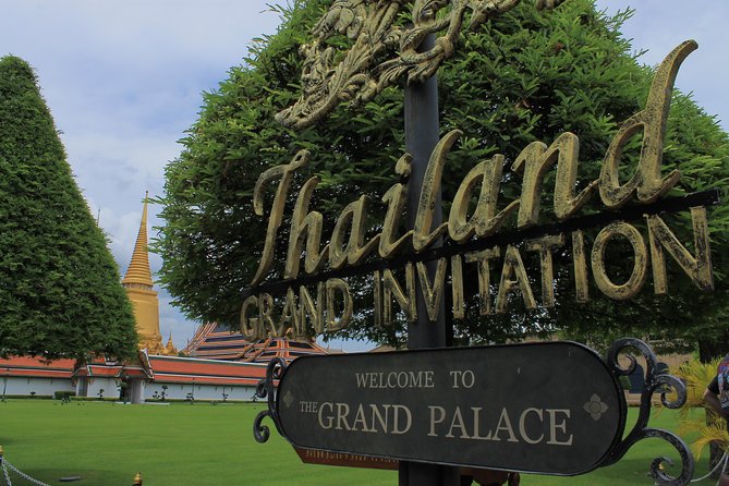 Bangkok: City Highlights Temple and Market Walking Tour - The amulet and Tha Thien markets