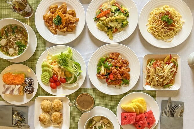 Bangkok Classic 3-Temples With Buffet Lunch Day Tour - Guides can make or break the day