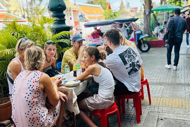 Bangkok Day Tour: Food, Temple & Tuk-Tuk - Pak Khlong Talat: Bangkok’s flower market in 30 minutes