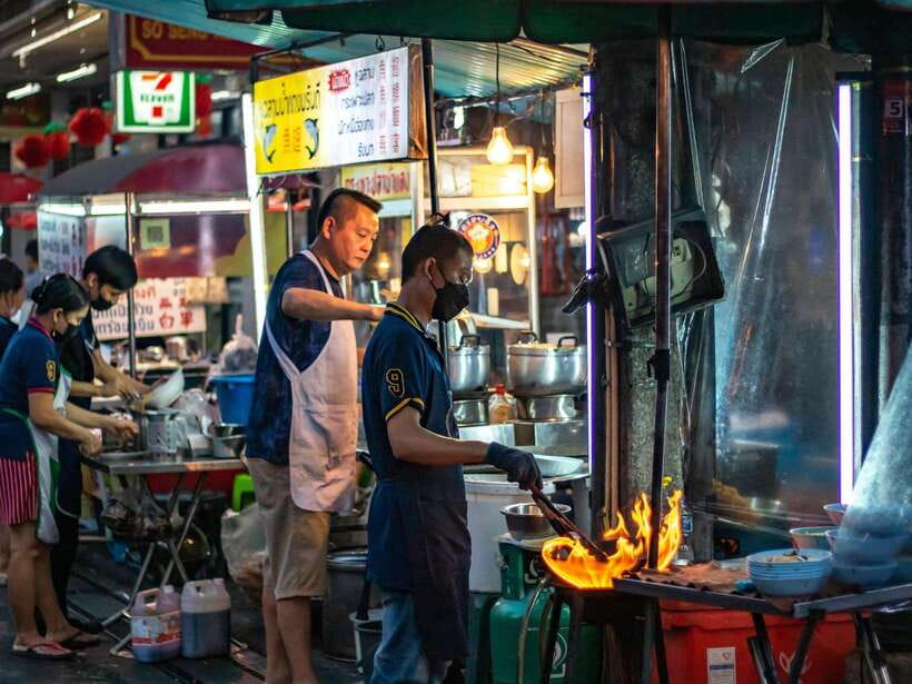 Bangkok: Evening Tour with Wat Arun, Wat Pho & Tuk Tuk Ride - Guide quality and the small-group advantage