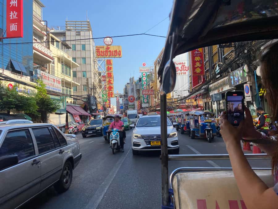 Bangkok: explore Wat Pho + tuk tuk sightseeing - What the guide adds