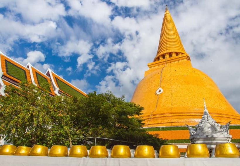 Bangkok: Floating Market, Phra Pathom Pagoda & Cafes Tour - Watching the train at Maeklong Railway Market
