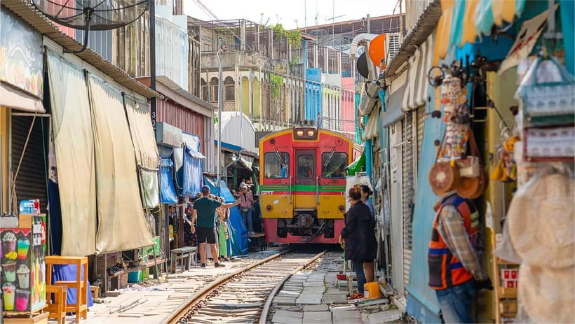 Bangkok: Floating Market, Phra Pathom Pagoda & Cafes Tour - Taking the longtail boat at Damnoen Saduak