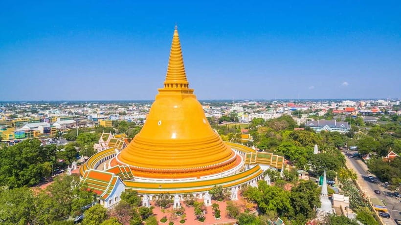 Bangkok: Floating Market, Phra Pathom Pagoda & Cafes Tour - Finding quiet at Phra Pathom Chedi