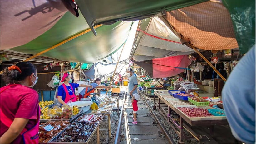 Bangkok: Floating Market, Phra Pathom Pagoda & Cafes Tour - A garden break at After the Rain Coffee & Gallery