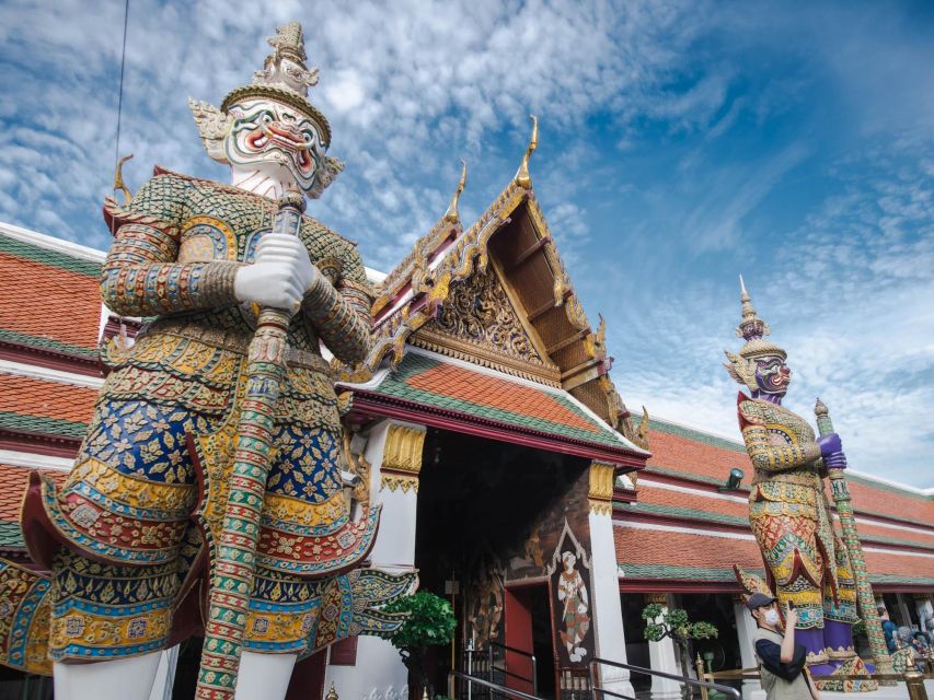 Bangkok: Grand Palace and Wat Arun Guided Walking Tour - The guides are a major part of the value
