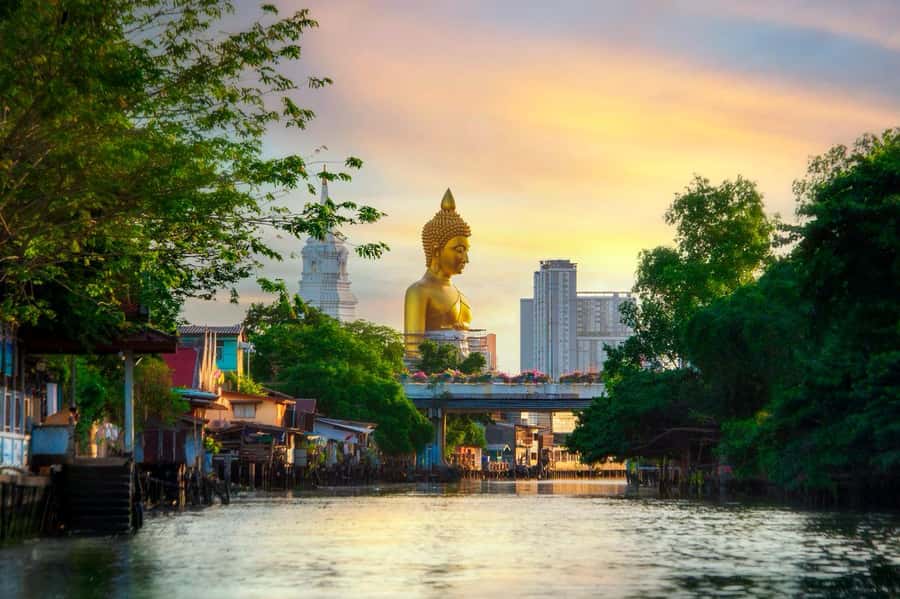 Bangkok: Grand Palace, Wat Arun & Giant Buddha Iconic Tour - The public ferry to the Grand Palace