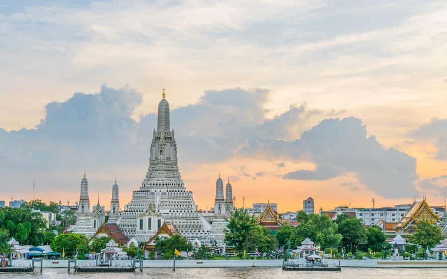 Bangkok: Grand Palace, Wat Arun & Giant Buddha Iconic Tour - Riverside lunch at Somdet Phra Pinklao Bridge