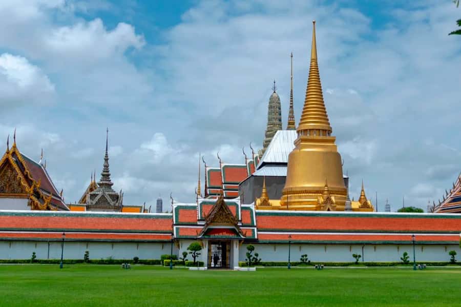 Bangkok: Grand Palace, Wat Arun & Giant Buddha Iconic Tour - Transport, timing, and the day’s physical demands